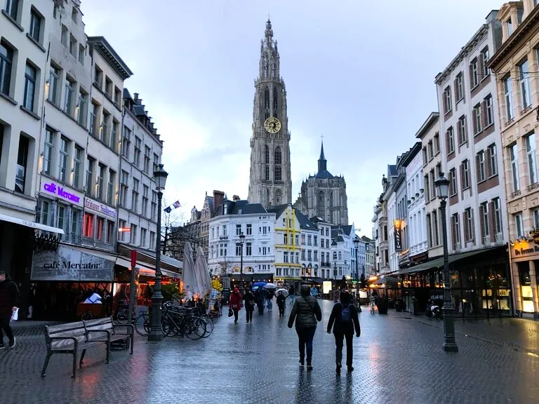小雨が降るアントワープの街並み