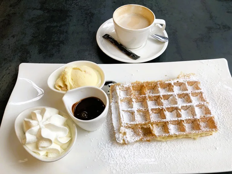 ベルギーワッフルとコーヒー