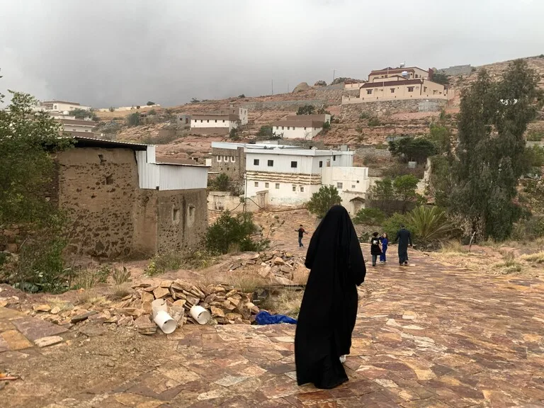 アシール地方のAl Yanfa Archaeological Villageを歩くサウジアラビアの女性