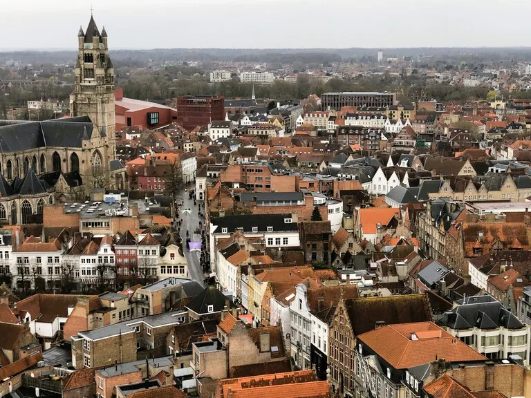 ベルギーのブルージュ鐘楼から見渡す街並み