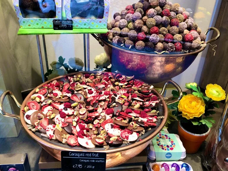 ブルージュのチョコレート屋さんに並ぶ色鮮やかなトリュフ