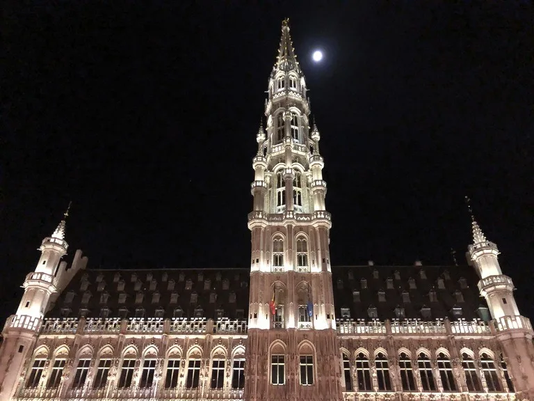 ベルギーの世界遺産、グラン・プラスにあるブリュッセル市庁舎のライトアップされた夜景
