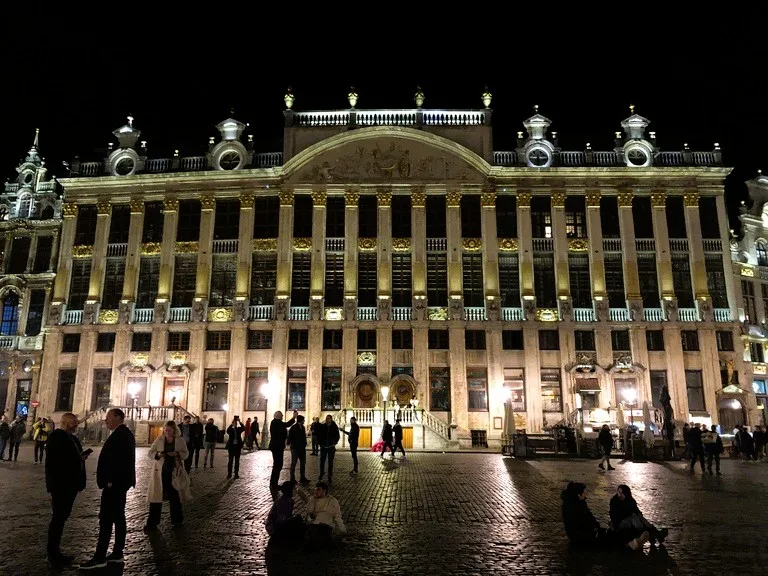ライトアップされたグラン・プラスにあるメゾン・デ・デュック・ド・ブラバンの夜景