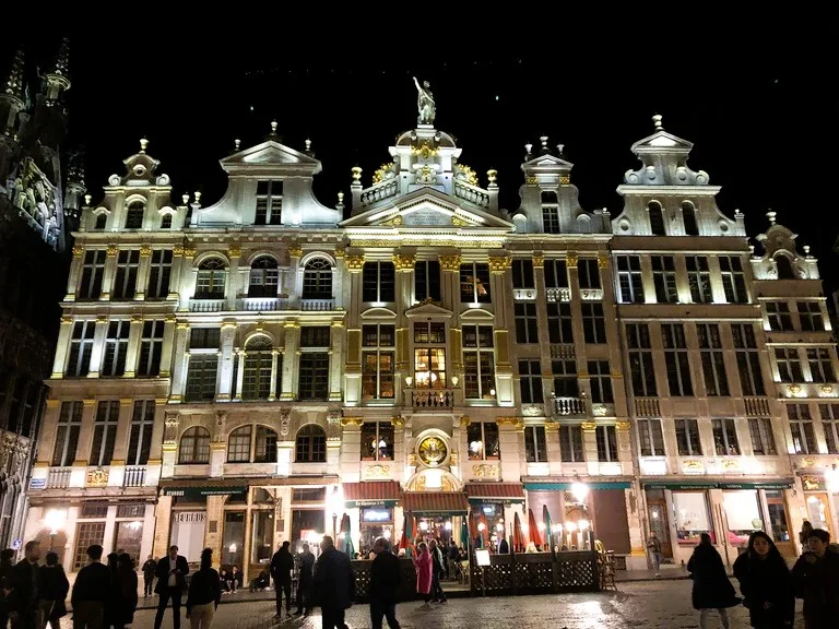 ライトアップされたグラン・プラスにあるGrote Markt Huisの夜景