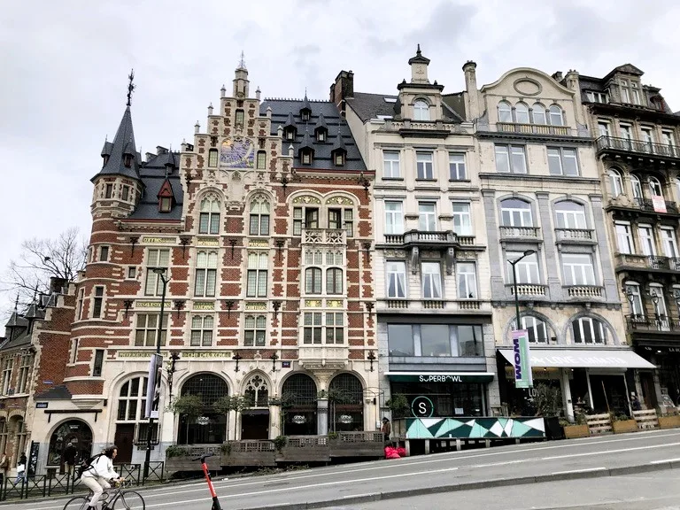 坂道に建つブリュッセルの特徴的な建築群