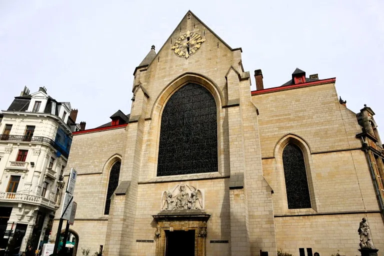 ブリュッセルの中心に位置するゴシック建築の聖ニコラス教会