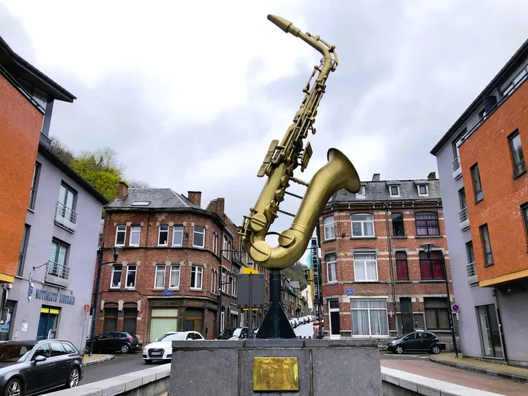 ベルギー・ディナンのアドルフ・サックス通り（Rue Adolphe Sax）に置かれたサックスのオブジェ