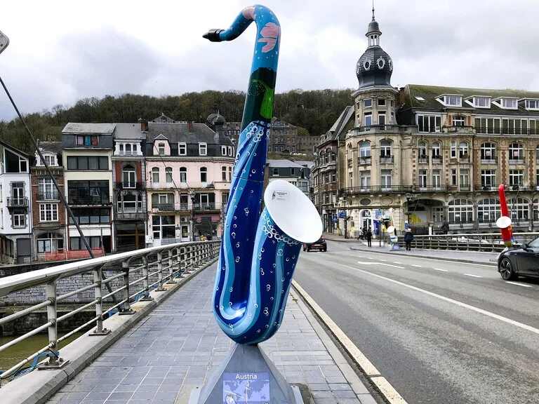 ベルギー・ディナンのサクソフォン橋に置かれたサックスのオブジェ