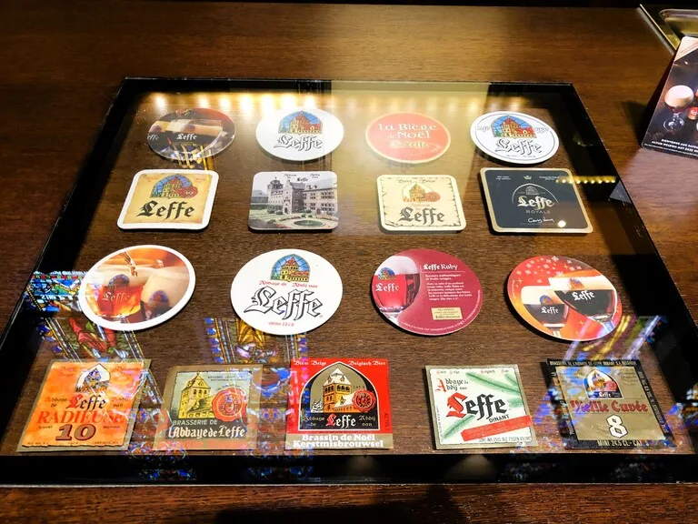 Maison Leffe（メゾン・レフ）の展示品、Leffeの歴代コースター