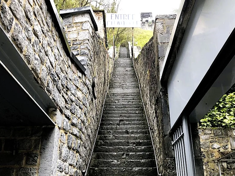 ベルギー・ディナン城塞（Citadel of Dinant）に続く急な階段