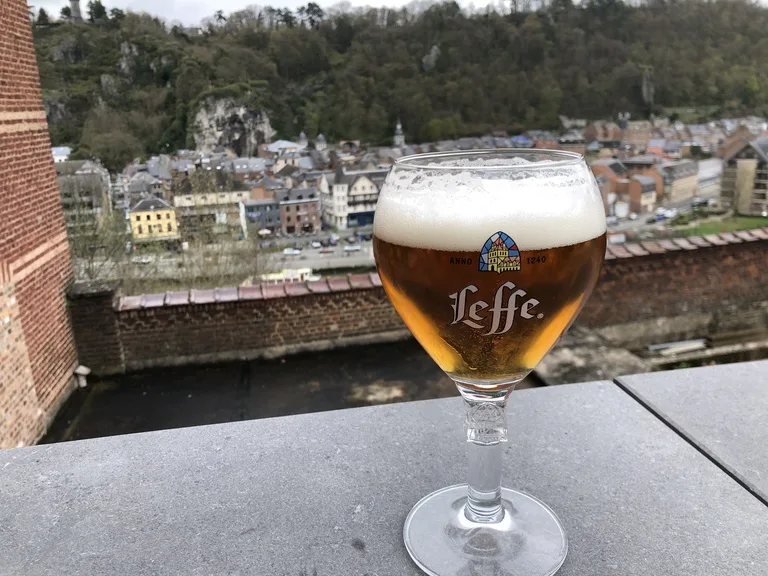 ディナンの町を見おしながらMaison Leffe（メゾン・レフ）で飲むビール