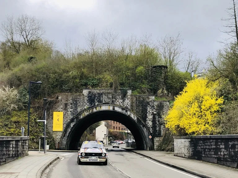 ディナンの町を走る泥だらけのカーレース中の車