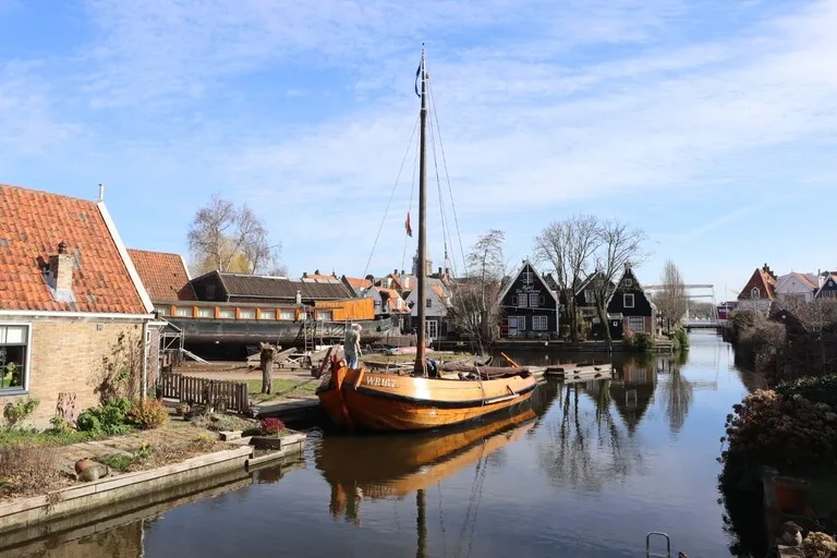 エダムの運河に停泊している個人用のボート