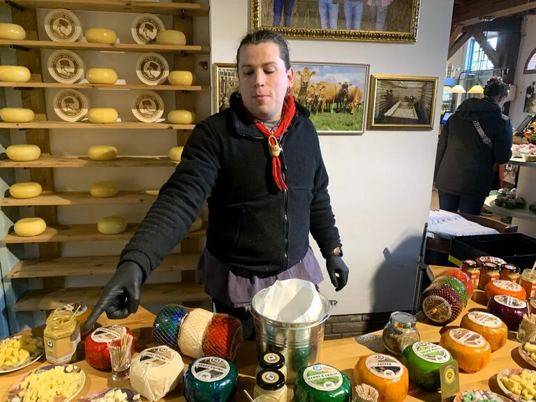 エダムのチーズショップにある試食コーナー