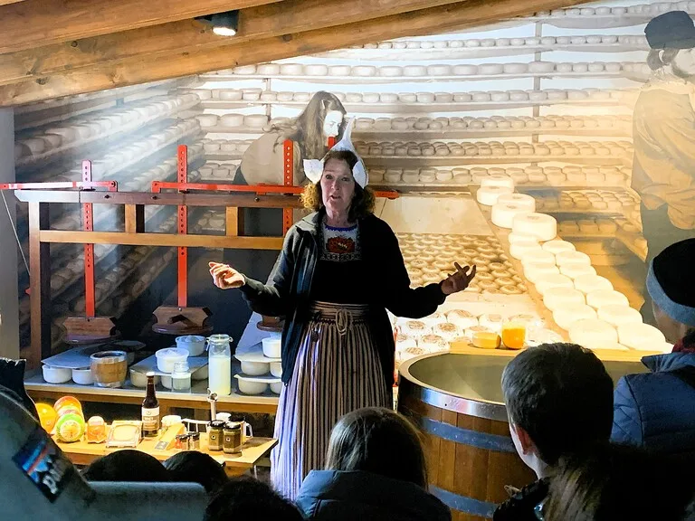 エダムのチーズショップで民族衣装を着て説明をするスタッフ