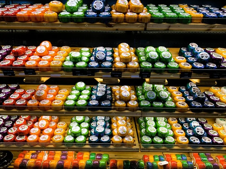 エダムのチーズショップに並ぶ色とりどりのチーズ