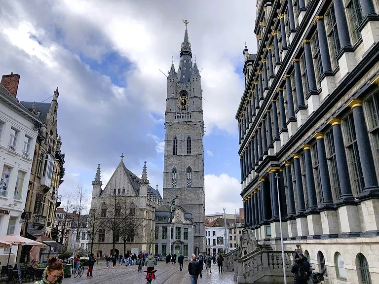 ゲント市庁舎から眺める鐘楼の風景