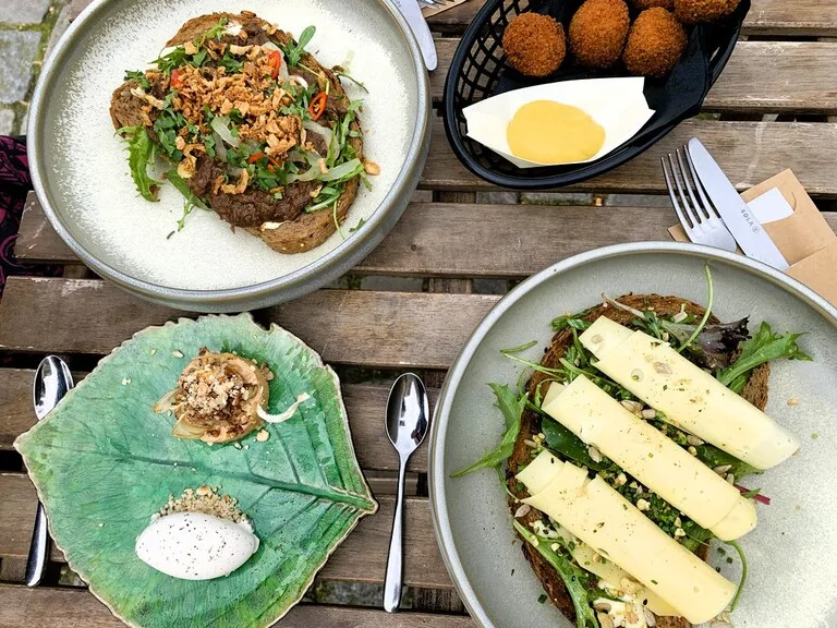 チーズとクルミを使ったオランダ料理