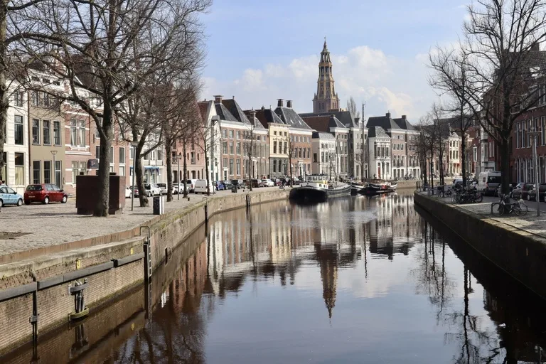 オランダ、フローニンゲンのHoge der A運河沿いの風景