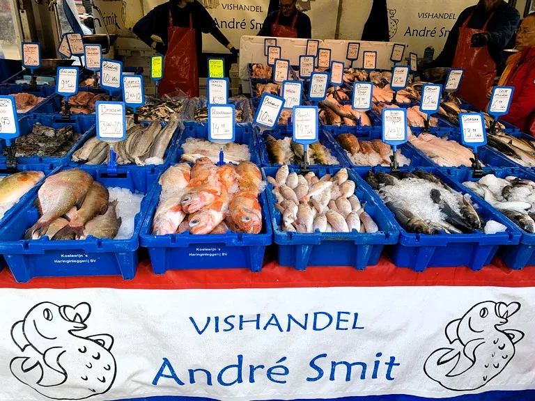 フローニンゲン中心部グローテ・マルクトの魚を売る屋台
