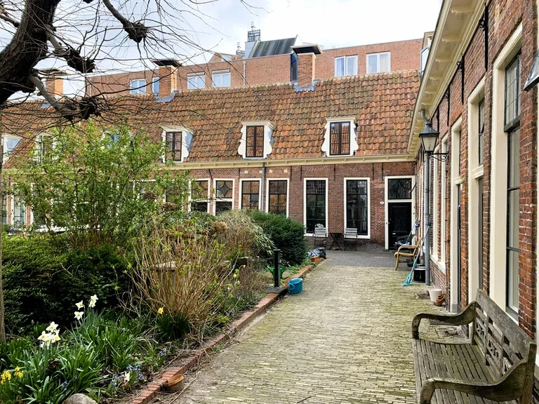 オランダのフローニンゲンにあるヘールトロイツ・ガストハウス（Geertruidsgasthuis）の中庭