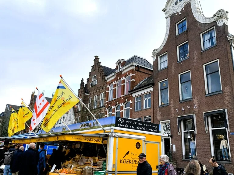 オランダ、フローニンゲンのグローテ・マルクト（Grote Markt）の様子