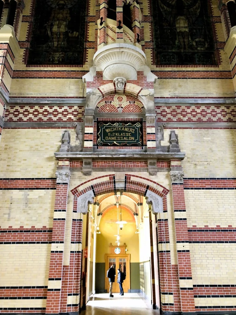 オランダのフローニンゲン駅の内観