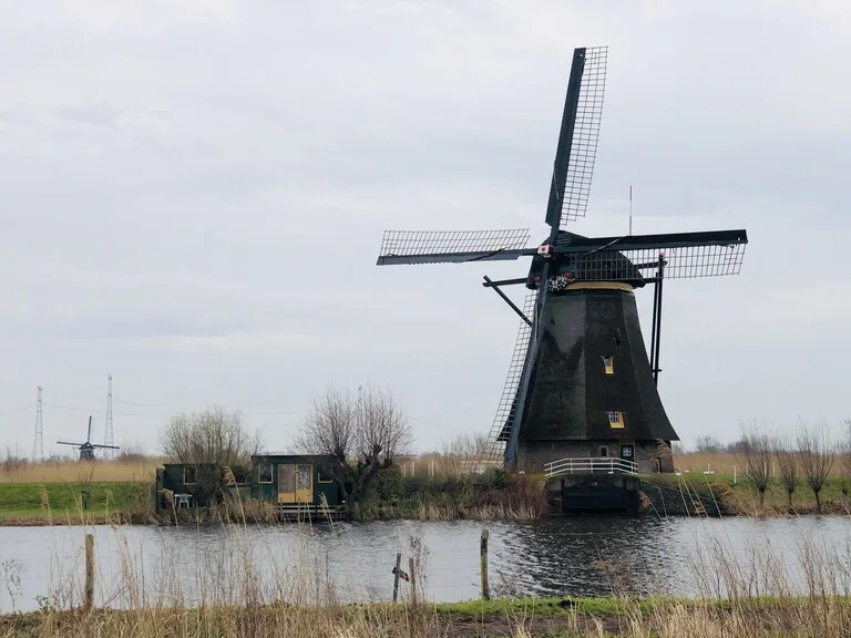 水辺に映るキンデルダイク(Kinderdijk)の風車