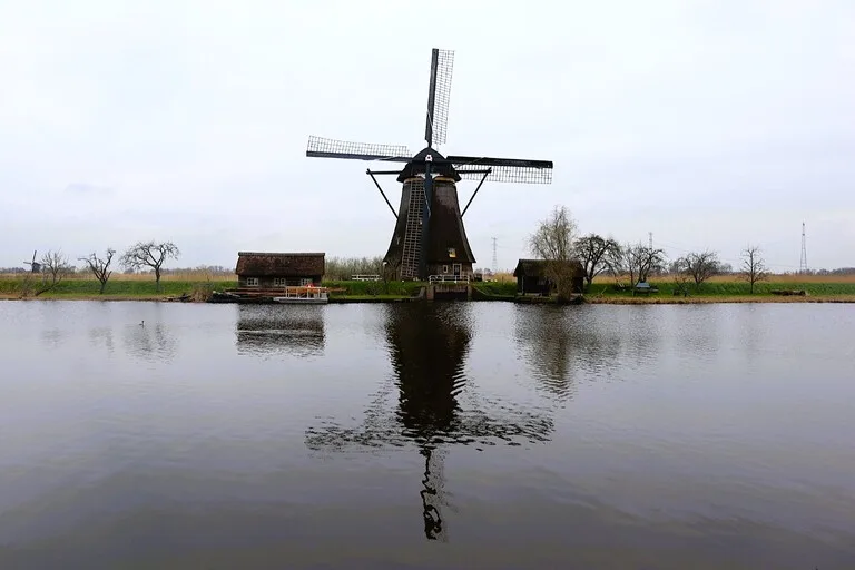 水辺に映るキンデルダイク(Kinderdijk)の風車