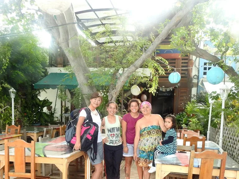 ロスロケス諸島の家族経営ポサーダで迎えてくれたオーナー家族