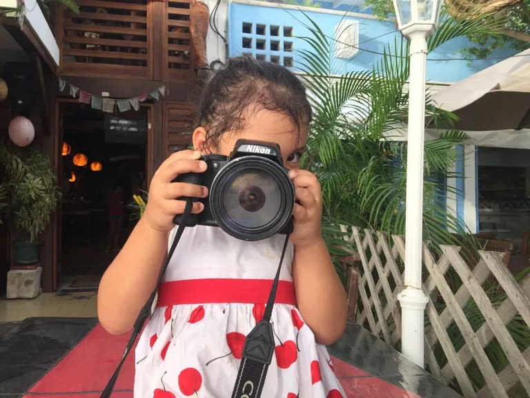 カメラをこちらに向けるポサーダのオーナーの娘