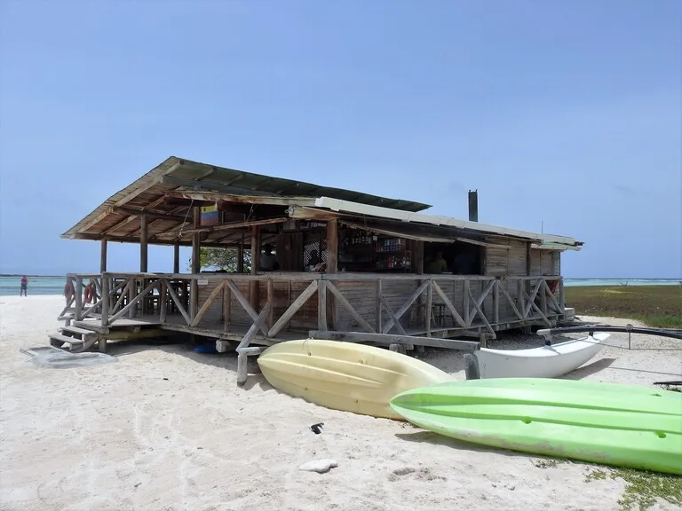 ロスロケス諸島、フランシスキー島（Francisquí）の青い海と白い砂浜