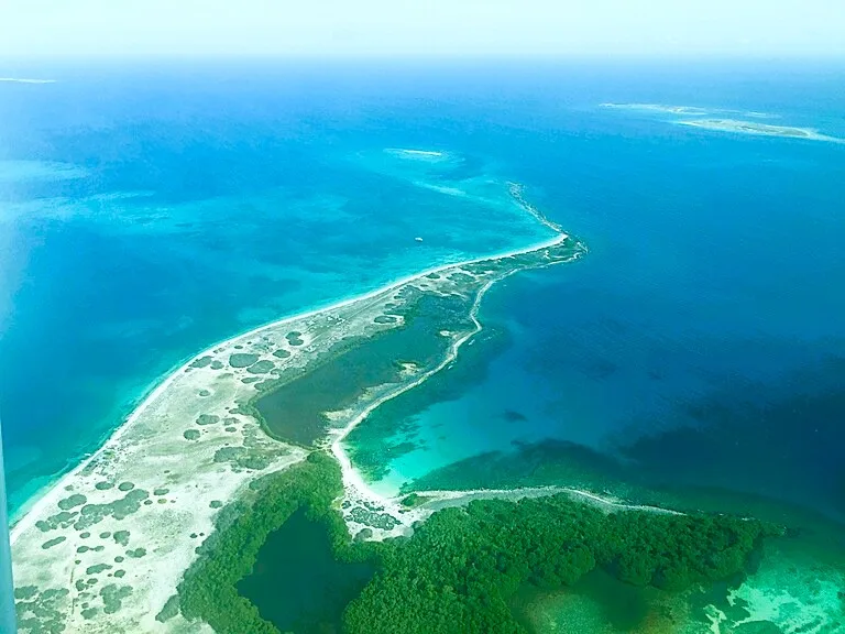 ロスロケス諸島へ向かう飛行機から見たカリブ海の景色