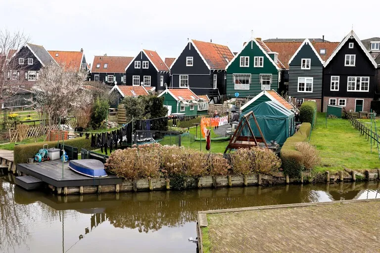 マルケンの水路に沿って続く木造家屋の街並み