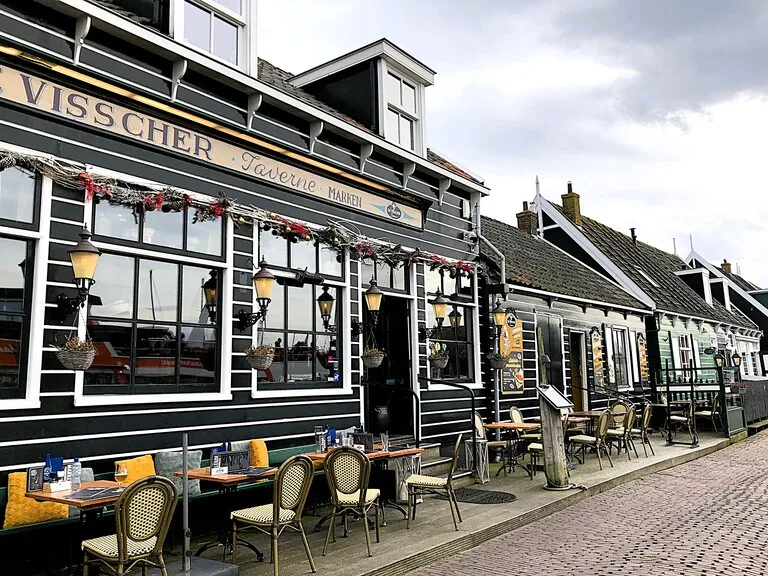 マルケンにある木造建築のレストラン