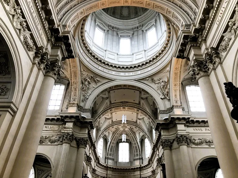 ベルギーのナミュールにあるサン・ルー大聖堂（Saint-Aubain Cathedral）