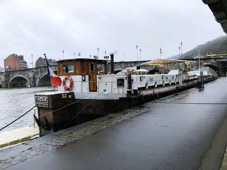 ナミュールのムーズ川沿いに停泊する船