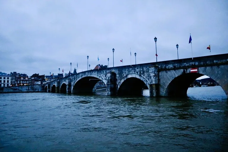 ナミュールのマース川に架かるジャンブ橋