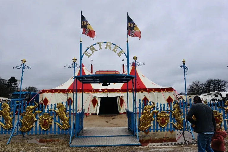 ベルギー、ナミュールで公演中の移動サーカス