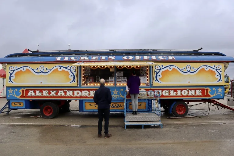 ベルギー、ナミュールで公演中の移動サーカス