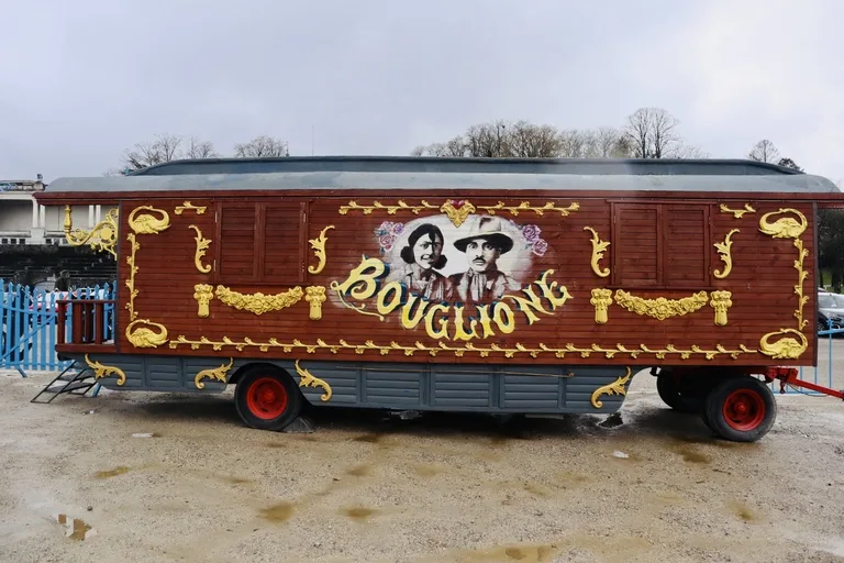 ベルギー、ナミュールで公演中の移動サーカス