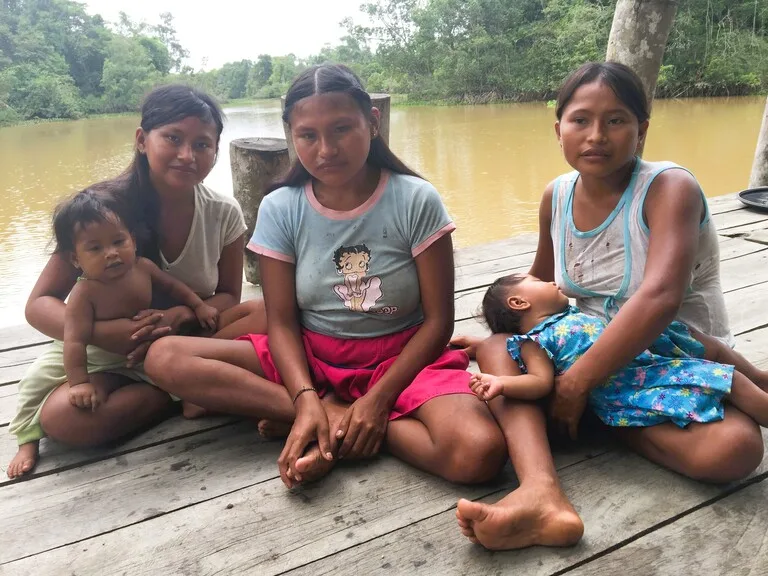 ベネズエラのデルタオリノコに住むワラオ族（Warao）の姉妹