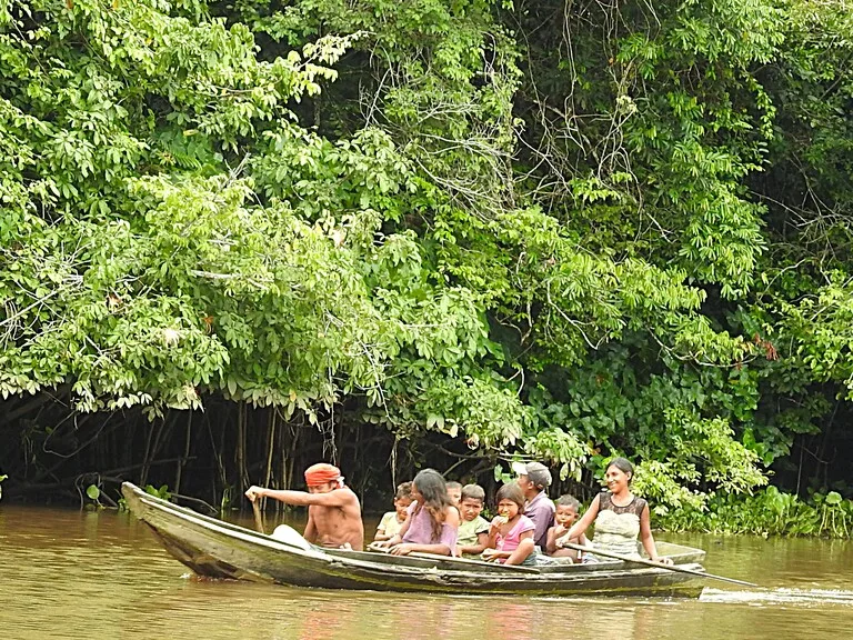 ベネズエラのデルタオリノコをカヌーで渡る地元の人たち