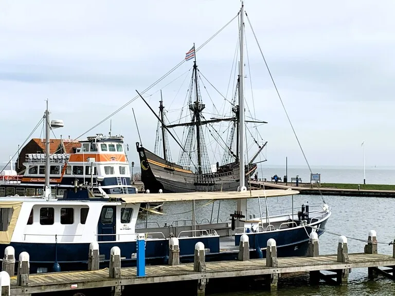 フォーレンダムの港に停泊する伝統的な漁船