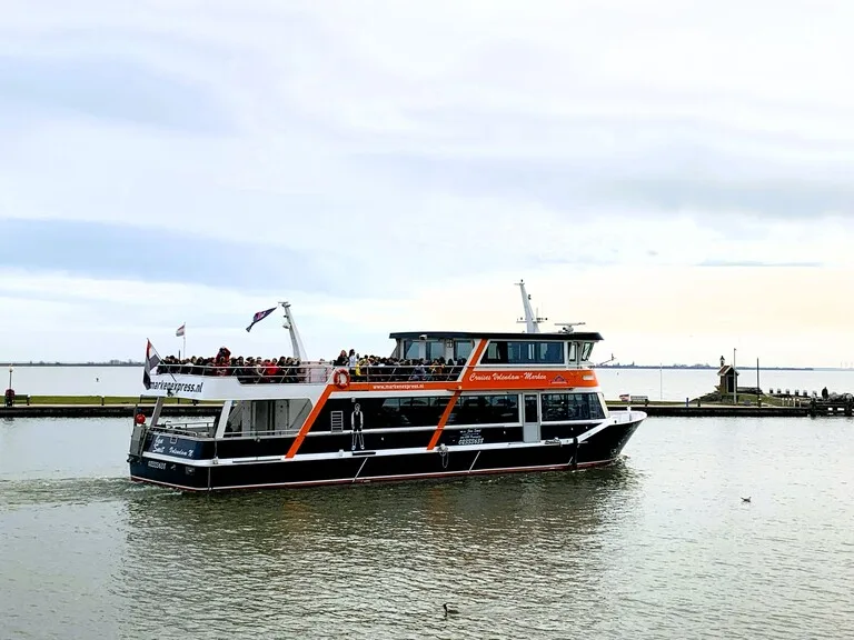 フォーレンダムの港を出港する観光船