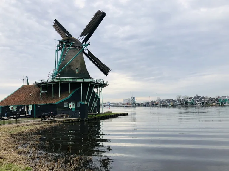 ザーンセ・スカンスに並ぶ伝統的な風車の風景
