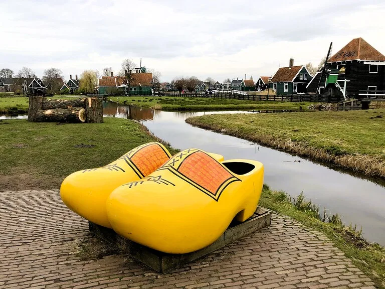 ザーンセ・スカンスの運河と木靴のオブジェ