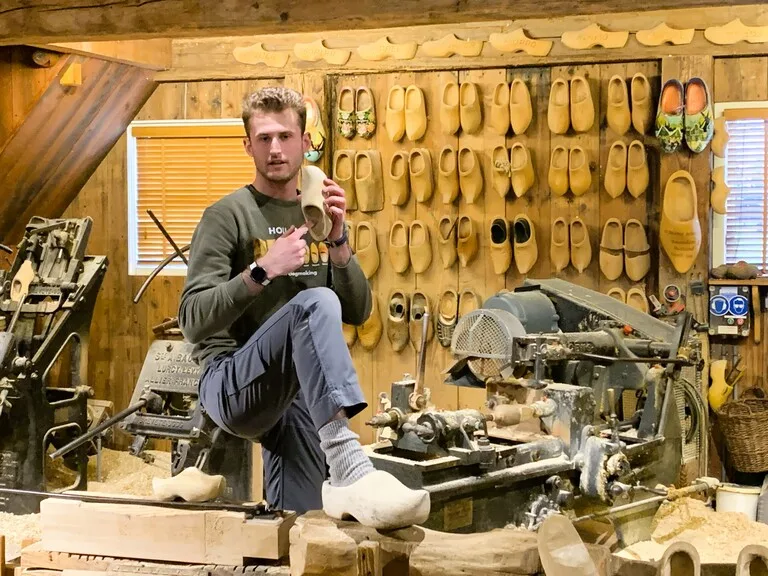 ザーンセ・スカンスの木靴工場で作り方を説明する職人