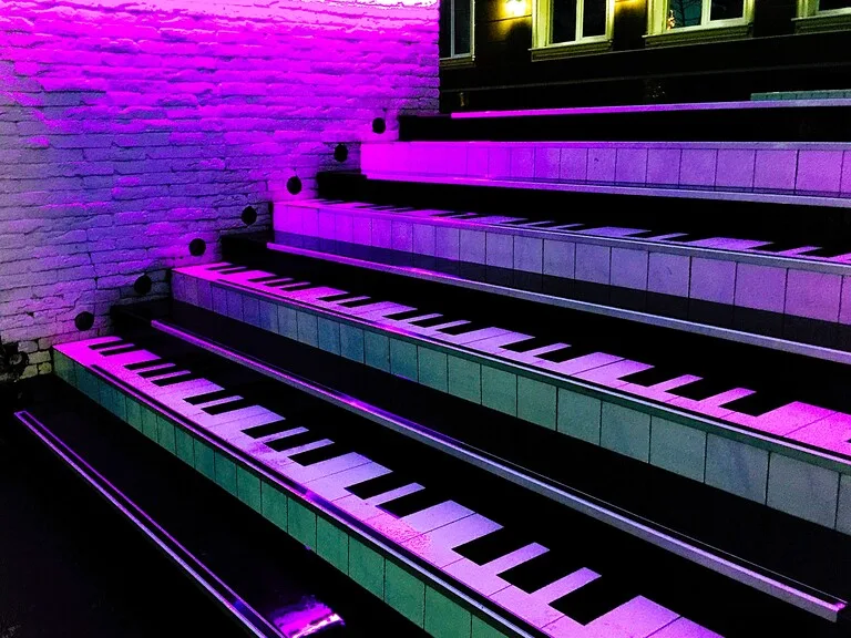 ピアノの鍵盤の形をしたワインバーの階段