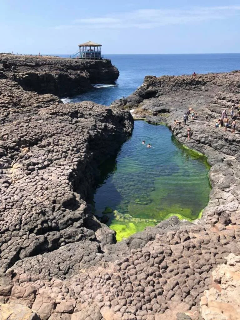 カーボベルデのサル島にあるブルーアイの近くの天然プール